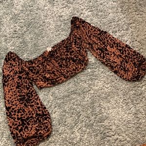 Leopard print crop top with long sleeves